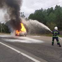 Легковик спалахнув, як смолоскип: На Тернопільщині вщент згорів автомобіль