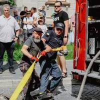 Колишніх не буває: у Тернополі рятувальник на пенсії допомагав гасити пожежу бару (фото)