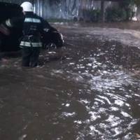 У Тернополі нічна злива затопила вулиці та заблокувала авто