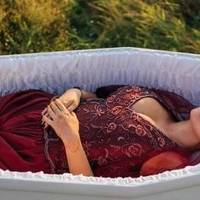 Показ мод із труни: ритуальна агенція підірвала Мережу демонстрацією одягу для поховання