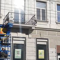 Орендар спотворив історичний фасад в центрі Тернополя, втрутились муніципали