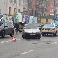 ДТП у на проспекті Бандери у Тернополі: рух транспорту ускладнений (Фото)