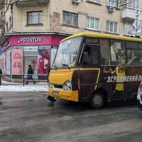 У центрі Тернополя в ДТП потрапила маршрутка: рух ускладнений