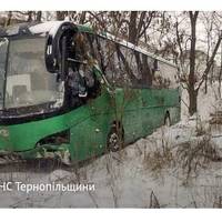 Пасажирський автобус з'їхав в кювет на трасі біля Тернополя