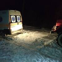 На одній із вулиць Тернополя в снігу загрузли дві швидкі
