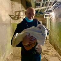 “Вчора під гуркіт в Гостомелі та завивання сирен дружина народила мені донечку”: киянин показав донечку, яку народила його дружина в бомбосховищі