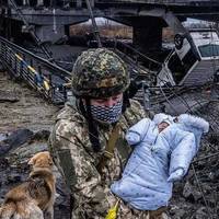 Україна на руках: мережу розчулило фото військового, який виносить немовля з руїн