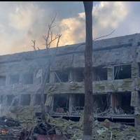 Окупанти обстріляли дитячу лікарню у Маріуполі: може бути багато жертв і поранених
