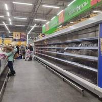 У російських магазинах дефіцит продуктів – люди згрібають крупи, чаї, товари особистої гігієни
