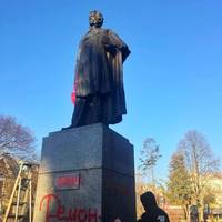 В Тернополі пам’ятник Пушкіну облили фарбою (ФОТО)