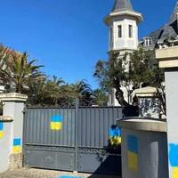 Паркан вілли доньки Путіна в Біарріці прикрасили українськими прапорами