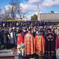 Сотні жителів Тернопільщини попрощалися з Героєм Романом Леськівим (Фото)