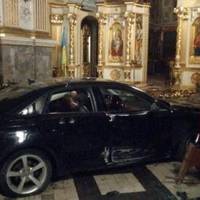 У Тернополі жінка заїхала в Архикатедру та розтрощила плащаницю