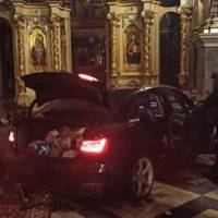 В Катедру на іномарці в`їхала відома стоматологиня — ЗМІ