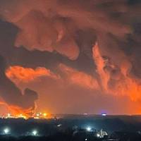 Лунали вибухи: у Брянську горить військова частина та нафтобаза