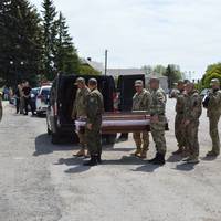 На Тернопільщині на колінах зустріли загиблого героя України