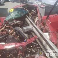 ДТП у Тернополі: іномарка злетіла з дороги та протаранила металевий відбійник