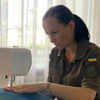 У Тернополі нацгвардійка Марія у вільний від служби час шиє українські прапори