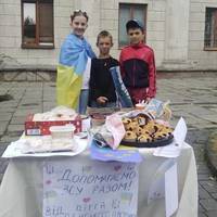 У Тернополі дітлахи зібрали на ЗСУ 15 тисяч, продаючи солодощі на вулиці