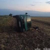 Бус вилетів у поле і перекинувся: смертельна ДТП на Тернопільщині. ФОТО