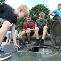 Діти стрибають по танках: у парку Тернополя діє виставка знищеної російської військової техніки (фото)