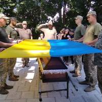 На Шумщині сотні людей прийшли попрощатись з 40-річним воїном (фото)