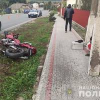 Врізався в електроопору: на Тернопільщині рятують мотоцикліста