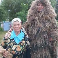 Українки – неймовірні! От Любов Ярош – їй… 102 роки! А вона допомагає плести «кікімори» для захисників