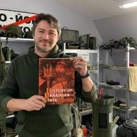 Притула відправив Ілону Маску книгу з історії України (фото)