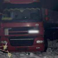 Дорожники недопрацювали? На Тернопільщині через слизьку дорогу злетіла з траси вантажівка