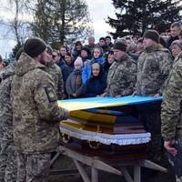 В його танк прилетіла ракета: на Шумщині поховали захисника Романа Мельничука (фото)