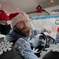 У Тернополі таксист прикрасив своє авто гірляндами та новорічними іграшками