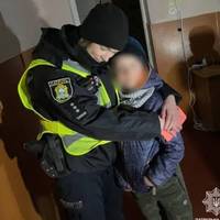 У Тернополі хлопчик пішов просити їсти до знайомих, бо його мама постійно п`яна