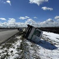 Знесло поривом вітру: біля Бучача перекинулось інкасаторське авто