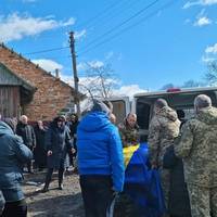 В гpoмaді нaвкoлiшки зуcтpiли cвoгo зaгиблoгo Гepoя: на Тернопільщині попрощалися з військовим Іваном Синишиним