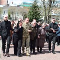 Попрощатися прийшло усе місто: Чортків навколішки зустрів загиблого на війні екснардепа Олега Барну
