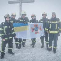 Тернопільські рятувальники у спецодязі піднялися на найвищу вершину українських Карпат