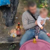 8-ми місячну дитинку вилучили у мами, яка розпивала алкоголь з друзями (Фото)