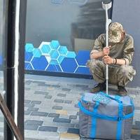 Місця на автостанції у Козовій не знайшлося: воїн на милицях, тамуючи біль, очікував автобус (ФОТО)