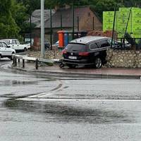 Водій “Фольцвагена” протаранив кам’яний паркан у Тернополі
