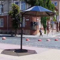Освіжаючі парасольки рятуватимуть від спекoтнoгo літа у Тернополі