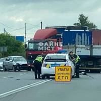 ДТП на виїзді з Тернополя: зіткнулись два легковика і вантажівка