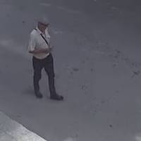 В Тернополі розшукують чоловіка, що викрав дитячий наплічник (ФОТО)