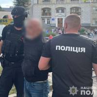 Вимагали у жінки 43 тисячі доларів та забрали її авто: у Тернополі зловили рекетирів (відео)