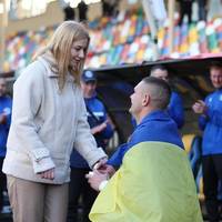 На стадіоні у Тернополі футболіст освідчився коханій