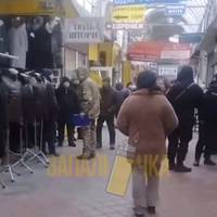 На центральному ринку Тернополя працівники ТЦК роздавали повістки