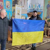 Стіну храму на Тернопільщині прикрашатиме прапор з підписами захисників