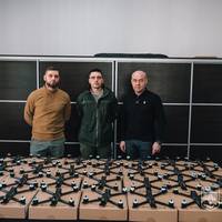 Тернопільська громада передала ще 30 ударних FPV дронів нашим артилеристам