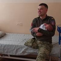 Військовослужбовець з Тернополя, який втратив обидві ноги, забрав сина і дружину з пологового