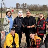 Священник з маленького села на Тернопільщині за добу зібрав кошти і купив дрони